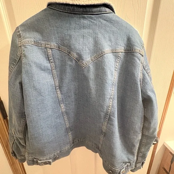 Wrangler Light Blue Denim Jacket with Cream Sherpa - Picture 4 of 4